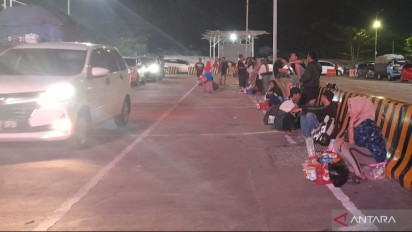 Mudik Hari Raya Idul Fitri 2024 Bawa Untung, Pedagang Kopi Keliling di Pelabuhan Merak Raup Rezeki Berlimpah