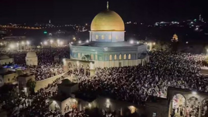 Bikin Merinding, Momen 200 Ribu Jamaah di Al Aqsa Laksanakan Shalat Tarawih Meski Dibatasi Israel 