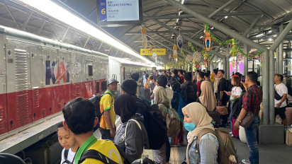 Gelombang Pemudik pada H-3 Masih Padati Stasiun KA Gubeng Surabaya, 25 Ribu Penumpang Diberangkatkan