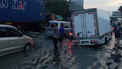 Info Mudik, Jalur Pantura Kaligawe Semarang Terendam Banjir Rob, Lalu Lintas Macet Panjang
