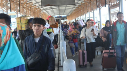 H-3 Lebaran, Penumpang Membeludak di Pelabuhan Bakauheni Lampung, Pemudik: Masuk Keluar Kapal Berdesakan