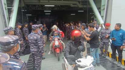 Mudik Naik Kapal Perang KRI Banda Aceh, Ratusan Pemotor Tiba di Dermaga Ujung Surabaya