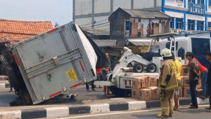 Truk Muatan Air Mineral Terguling di Jalan Layang Pulogebang Jakarta Timur, Ini Penyebabnya