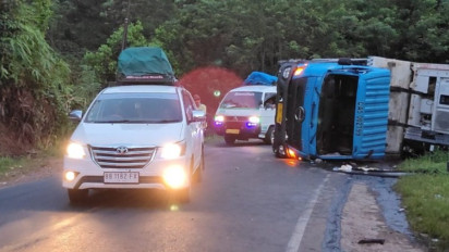 Truk Kontainer Terguling di Jalan Lintas Tengah Sumatera, Kernet: Saya Tidur Saat Bangun...