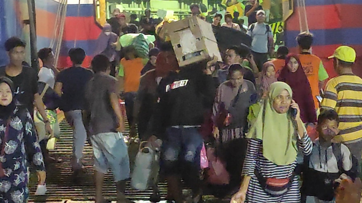 Pemudik Meninggal Dunia di Kapal Tujuan Pelabuhan Parepare
            - galeri foto