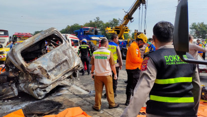 UPDATE! Kecelakaan Maut Tol Jakarta Cikampek KM 58, Polisi Evakuasi 12 Jenazah dari 2 Mobil yang Hangus Terbakar