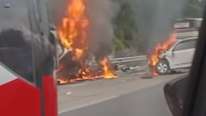 BREAKING NEWS: Kecelakaan Maut di Tol Jakarta Cikampek KM 58, 9 Jenazah Dievakuasi dari 2 Mobil yang Hancur Terbakar, Masih Ada Korban Lain