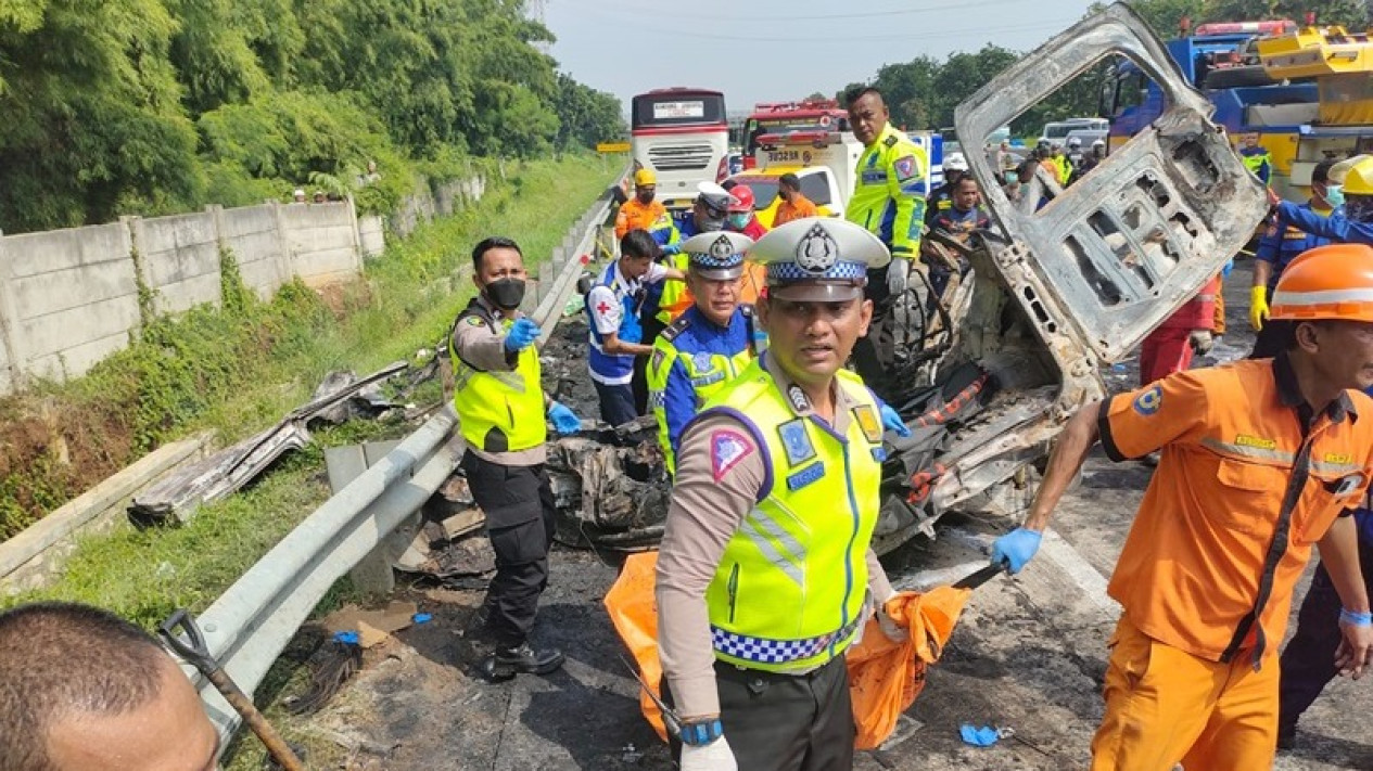 Kronologi Kecelakaan Mengerikan Tol Jakarta Cikampek KM 58 Pagi Ini, Libatkan 3 Kendaraan, 12 Orang Meninggal Dunia
            - galeri foto