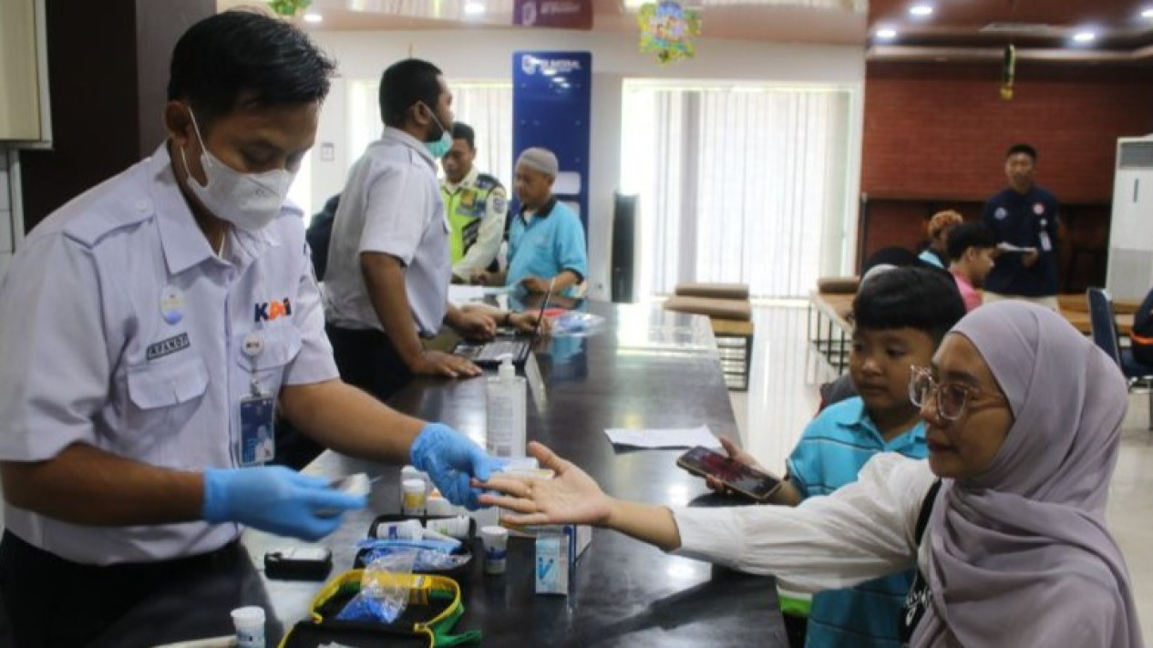 Info Mudik, Hore! KAI Daop 3 Berikan Layanan Kesehatan Gratis pada H-2 Lebaran 2024
            - galeri foto