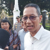 Jokowi Bagi-Bagi Bansos ke Warga di Depan Istana Jelang Lebaran, Heru Budi: Dari Dana Operasional Presiden