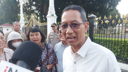 Jokowi Bagi-Bagi Bansos ke Warga di Depan Istana Jelang Lebaran, Heru Budi: Dari Dana Operasional Presiden