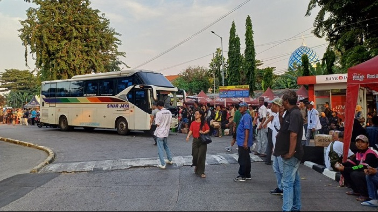 Info Mudik, Terminal Kalideres Diprediksi akan Memberangkatkan 3 Ribu Pemudik Malam Ini 
            - galeri foto