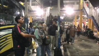 H-2 Jelang Lebaran, Ratusan Pemudik Berebut Bus di Terminal Purabaya Surabaya