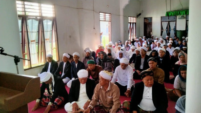 Perayaan Idul Fitri Lebih Awal, Ratusan Jemaah Tarekat Naqsabandiyah Sumut Salat Idul Fitri Hari Ini