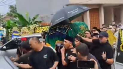 Jenazah Babe Cabita Diklakson Pengendara Mobil, Oki Rengga Ngamuk: Kau Pikir Bawa Apa  Babe Cabita, Oki Rengga, komika, meninggal