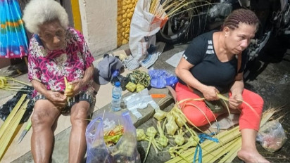Semarak Idul Fitri 1445 Hijriah, Mama-Mama di Papua Ramai Menjajakan Ketupat: Dijual dengan Harga Segini
