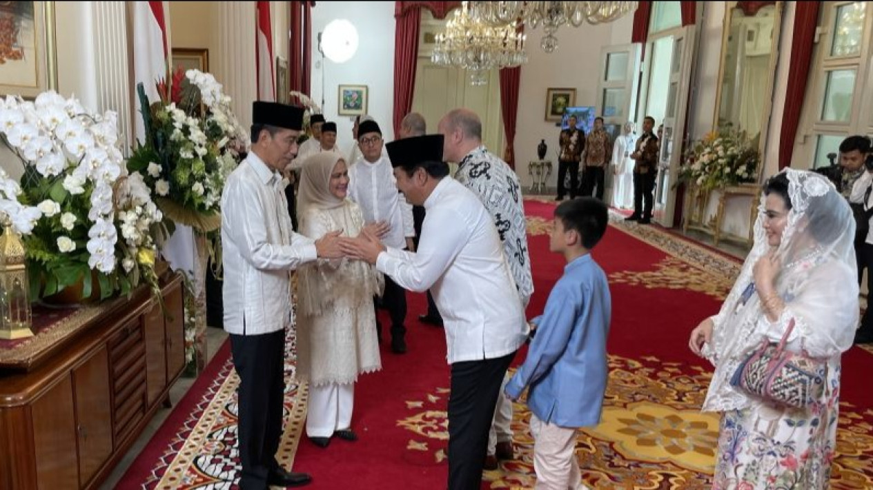 Antusiasme Warga Hadiri Open House Jokowi di Istana Negara, Tumpah Ruah hingga ke Jalan
            - galeri foto