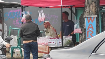 Berkah Lebaran, Pedagang Bunga di TPU Pondok Ranggon Jakarta Timur laris Manis, Alhamdulillah