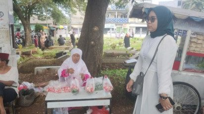 Pedagang Bunga di TPU Raup Omzet Rp1 Juta Sehari Pada Momen Lebaran Idul Fitri