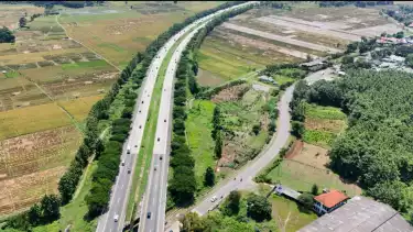 Pantauan udara kendaraan di Jalan Tol Jakarta-Cikampek saat arus mudik Lebaran 2024