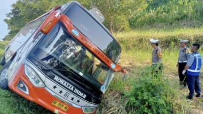 Tujuh Orang Meninggal Dunia dalam Kecelakaan Tunggal Bus Rosalia Indah di Tol Semarang-Batang