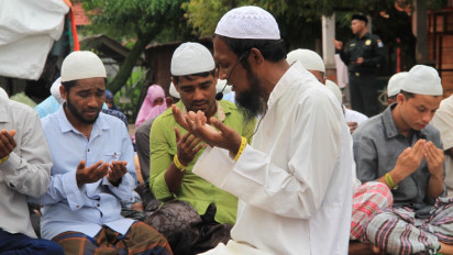 Isak Tangis Warnai Perayaan Idul Fitri Imigran Rohingya di Aceh Barat