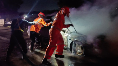 Sebuah Mobil di Tol Jombang Ploso Km 689 yang Alami Kebakaran Berhasil Dipadamkan