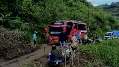 Polisi Atur Jalur Mudik Banjarwangi di Garut yang Tertutup Longsor, Berlakukan Buka Tutup Jalan di Wilayah Selatan Banjarwangi-Singajaya