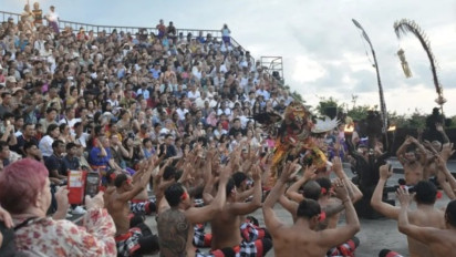 Ada Lonjakan Jumlah Penonton, Penari Kecak di Uluwatu Tampil Dua Kali Sehari Sepanjang Momen Lebaran