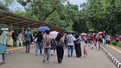 Kebun Binatang Ragunan Diguyur Hujan Ringan saat Hari Kedua Lebaran, Pengunjung Kocar-Kacir Cari Tempat Teduh