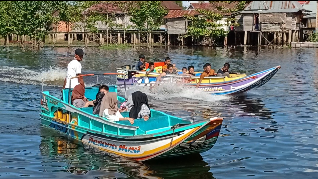 Libur Lebaran, Warga Indralaya Jajal Wisata Air dengan Naik Speedboat dan Kapal Jukung Kecepatan Tinggi
            - galeri foto