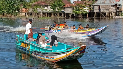 Libur Lebaran, Warga Indralaya Jajal Wisata Air dengan Naik Speedboat dan Kapal Jukung Kecepatan Tinggi