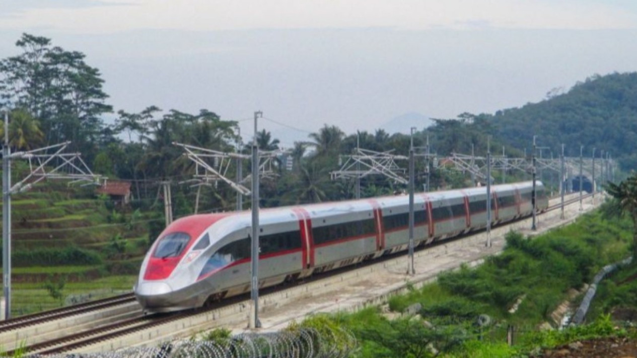 Kereta Cepat Whoosh Bocor Karena Hujan Deras
            - galeri foto