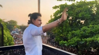 Shah Rukh Khan Sapa Para Penggemar saat Lebaran dari Balkon Rumahnya: Selamat Hari Raya Idul Fitri