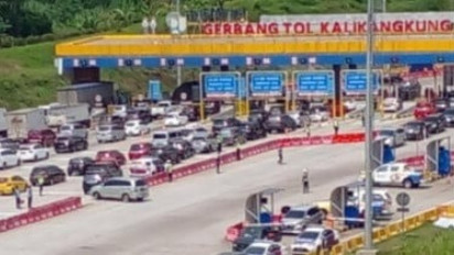 Siap-siap Lonjakan Arus Balik, Sekitar 12.000 Kendaraan Antre Masuk ke Gerbang Tol Kalikangkung Menuju Jakarta
