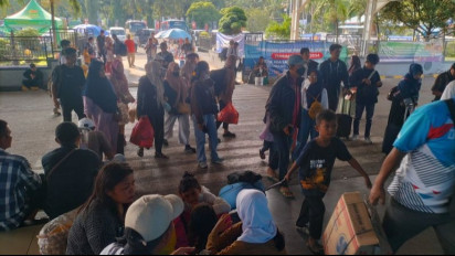 Balik Lebih Awal, Pemudik Pejalan Kaki Padati Terminal Pelabuhan Bakauheni pada H+3 Lebaran 2024