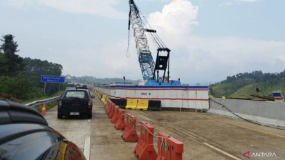 Baru Berfungsi Satu Jalur, Pengemudi Harus Perlambat Kendaraan di Area Longsor Tol Bocimi