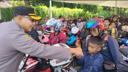 Info Puncak Arus Balik Lebaran 2024, Di Pelabuhan Bakauheni, Polres Lampung Selatan Beri Minuman Dingin ke Pemudik