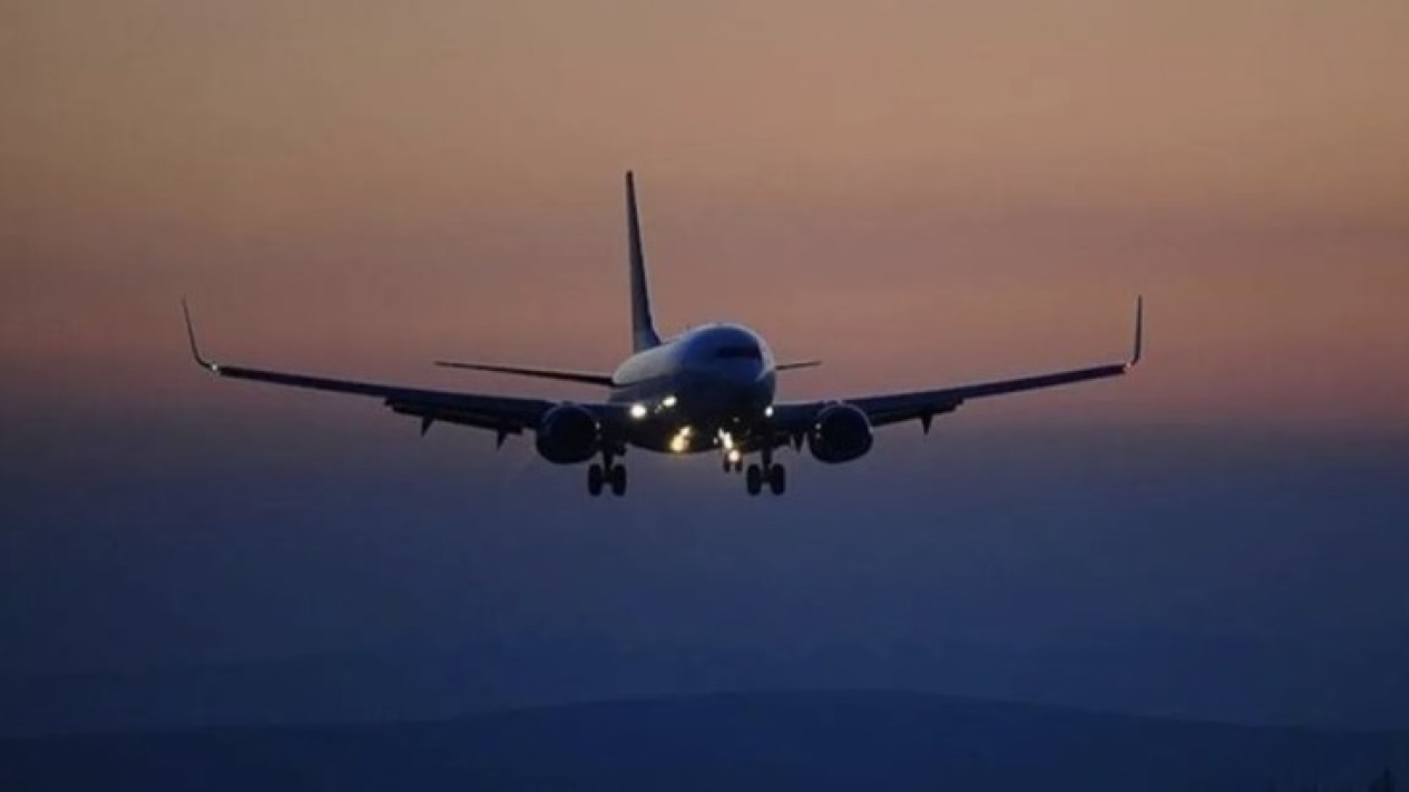 Kemlu Imbau WNI Antisipasi Gangguan Jadwal Penerbangan di Negara-Negara Timur Tengah
            - galeri foto