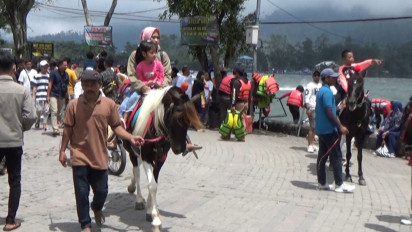Libur Lebaran, Wisata Telaga Sarangan Magetan Dipadati Pengunjung hingga Diberlakukan Buka Tutup