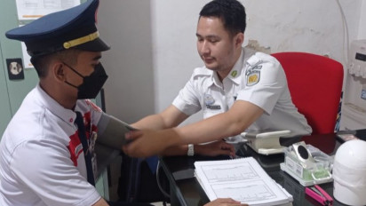 Indo Mudik, Petugas Medis Stasiun Rangkasbitung Periksa Kesehatan Masinis