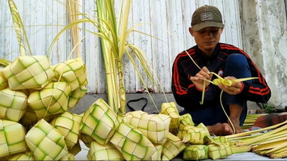 Tradisi Kupatan di Hari Raya Idul Fitri Buat Pedagang Janur dan Ketupat Banjir Rezeki