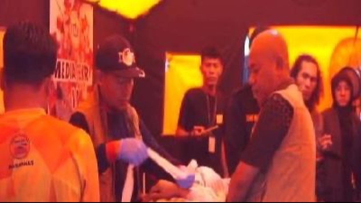 Terjatuh di Area Parkir Kapal, Pemudik Asal Palembang Meninggal Dunia di Pelabuhan Bakauheni
            - galeri foto