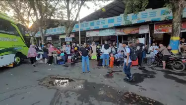 Pemudik menunggu di depan loket tiket arus balik Lebaran 2024 di Terminal Kembang Joyo Pati, Jateng, Senin (15/4/2024)