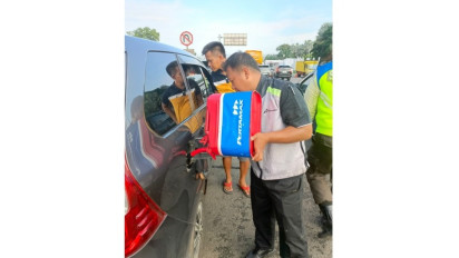 Mogok Kehabisan Bensin di Tol, Motorist Pertamina Gercep Kirim BBM ke Lokasi