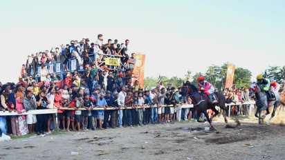 Ribuan Orang Padati Arena Pacuan Kuda, Tradisi Syawalan Masyarakat di Pesisir Kebumen