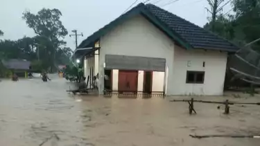 Banjir besar yang melanda Desa Gunung Kelambu, Kecamatan Badiri, Kabupaten Tapanuli Tengah Sumatra Utara.