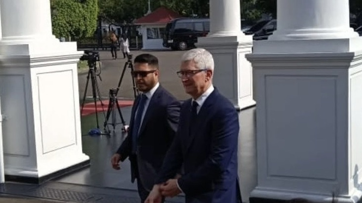 CEO Apple Tim Cook Sambangi Istana Kepresidenan Bahas Investasi di Indonesia
            - galeri foto