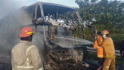 Bus Pahala Kencana Hangus Terbakar, Api Berawal dari Pecah Ban