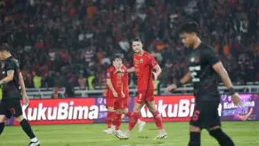 Pemain Persija, Marko Simic mencetak gol ke gawang Persis Solo